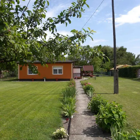 Semesterbostad In 18379 Balatonfenyves